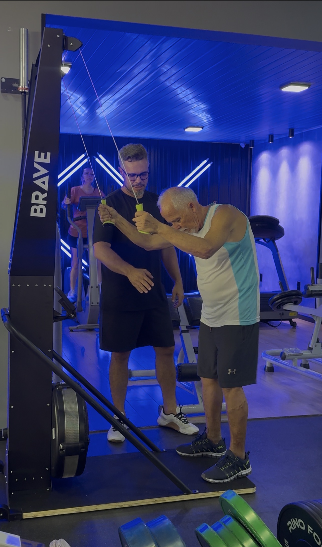 Marcus Terra orientando de perto um aluno durante um exercício com cabos